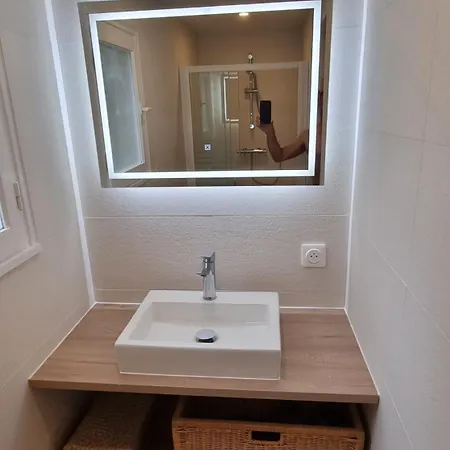 La Passiflore Apartment *